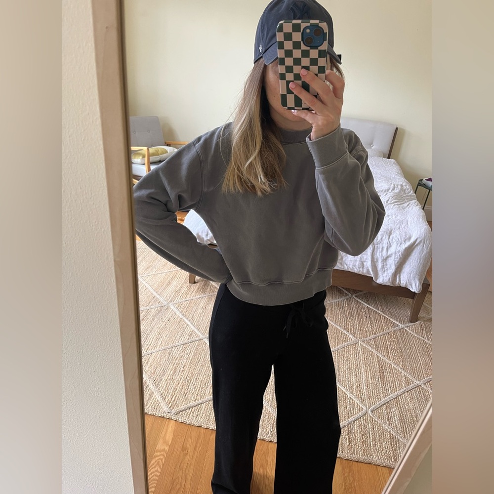 ARITZIA TNA SWEATSHIRT